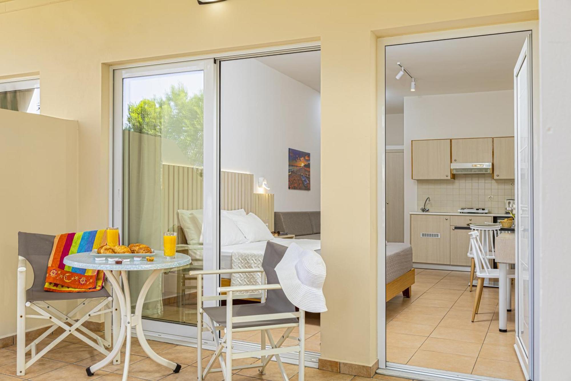 Theos Village Apartments Kato Daratso Extérieur photo